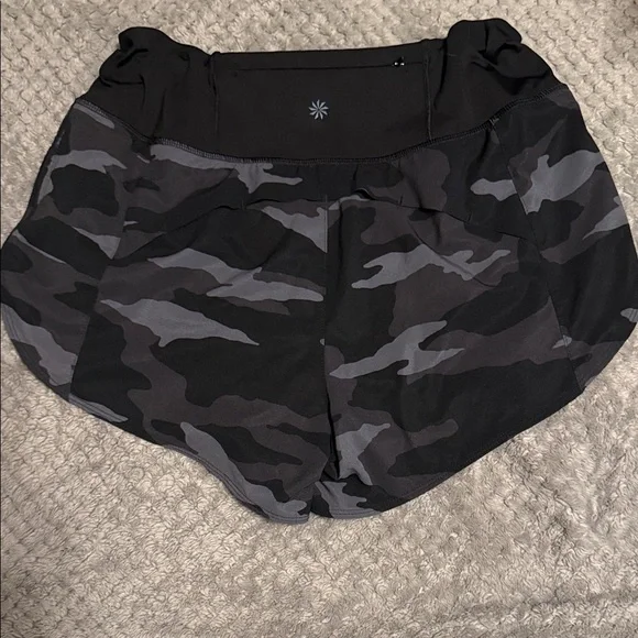 🏃‍♀️ Athleta Black Camo mid-rise Racer Run Shorts | Size Small 🖤 - Picture 3 of 8